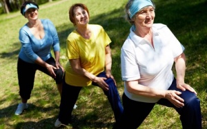 Vận động đúng cách, người cao tuổi lâu “già'